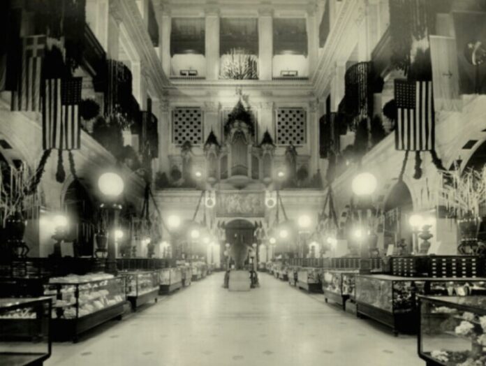 Christmas-season-in-the-Wanamaker-Building